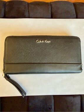 Calvin Klein Black Textured Zip Wallet